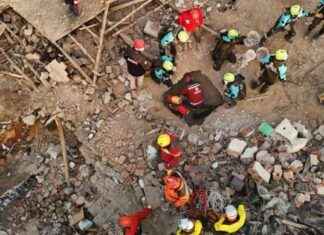 Öğretmen enkaz altında kızını unuttu, arama kurtarma görevine katıldı retmen-enkaz-altnda-kzn-unuttu-arama-kurtarma-grevine-katld