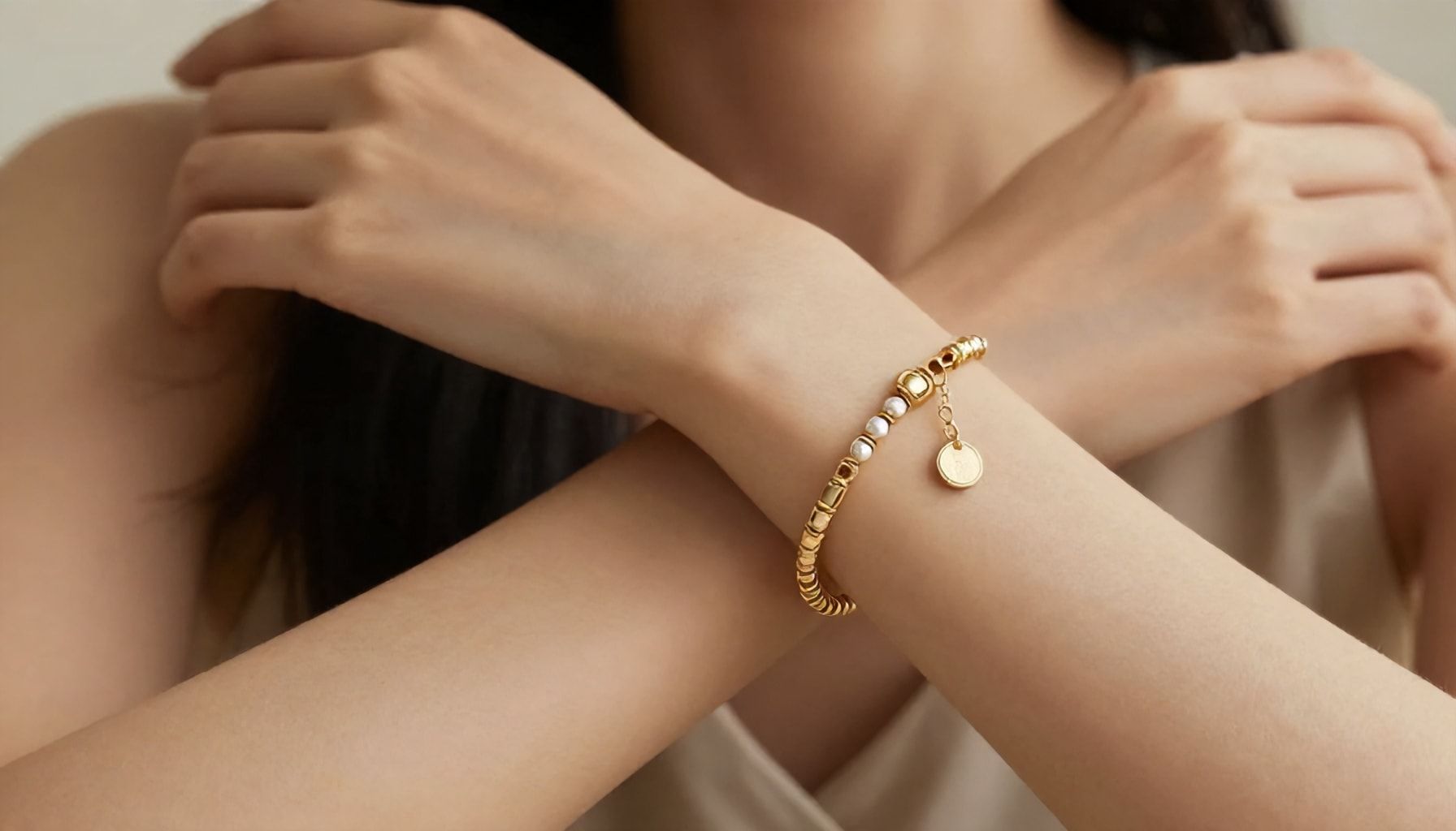 Ajda Bileziklerin Gizli Gücü: Neden Her Kadının Kolunda Olmalı?*